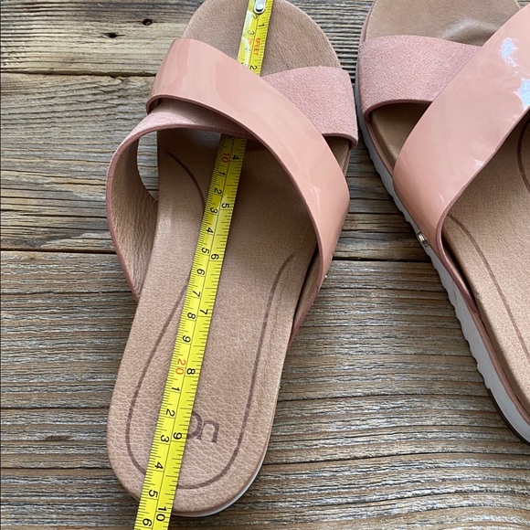 UGG Kari Slide. Pink. Size 8. - Picture 9 of 9